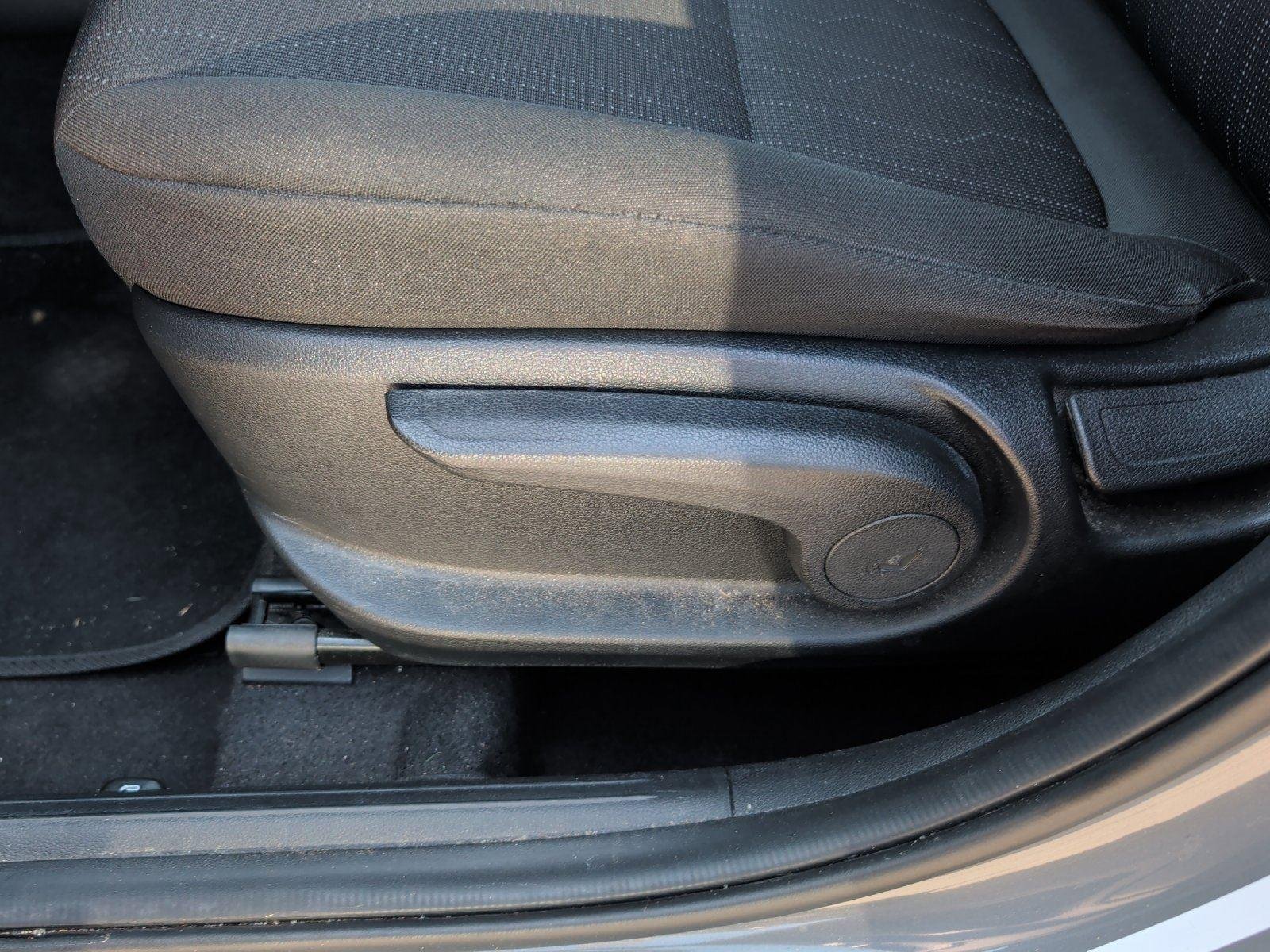 Used 2021 Hyundai Venue SE FWD image 16