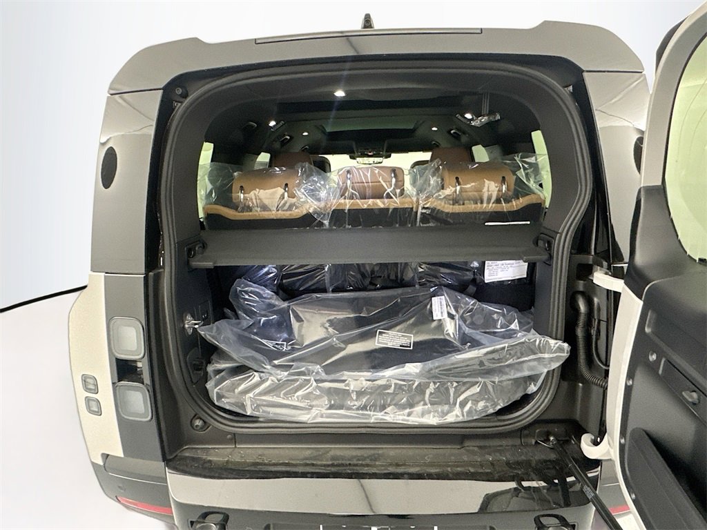 New 2026 Land Rover Defender 130 X-Dynamic SE image 26