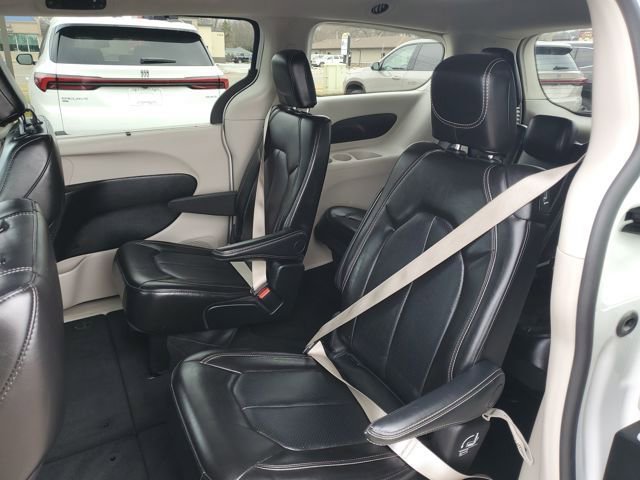 Used 2024 Chrysler Pacifica Touring-L image 29