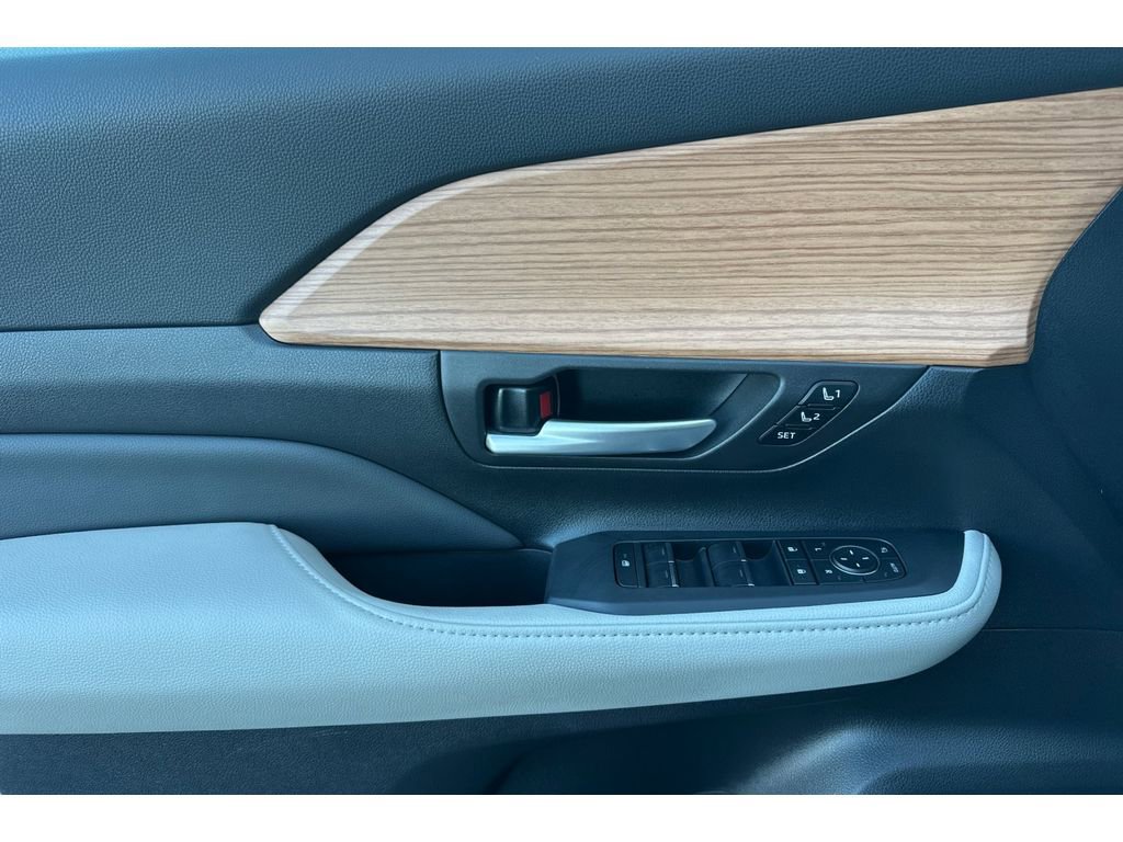 Certified 2025 Toyota Grand Highlander AWD image 11
