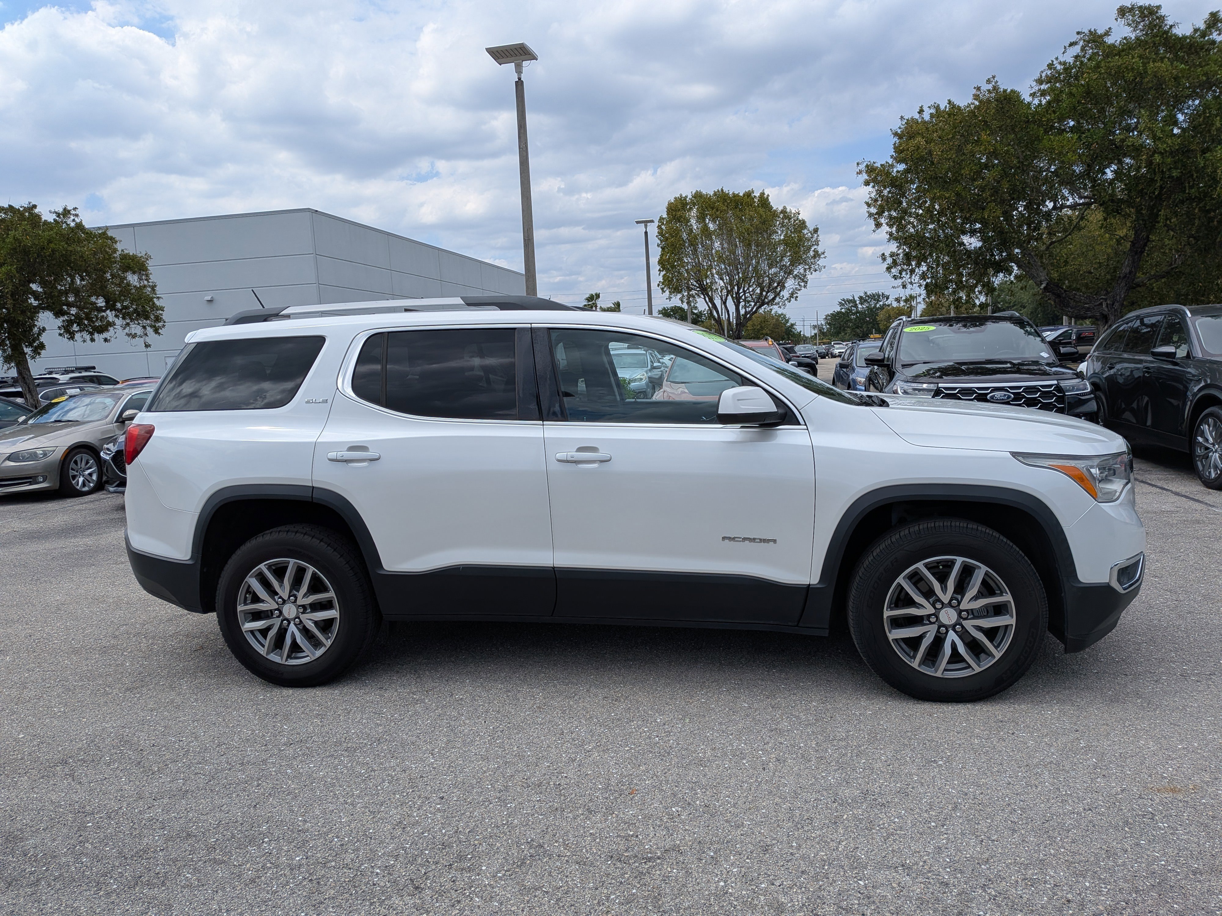 Used 2017 GMC Acadia SLE image 3