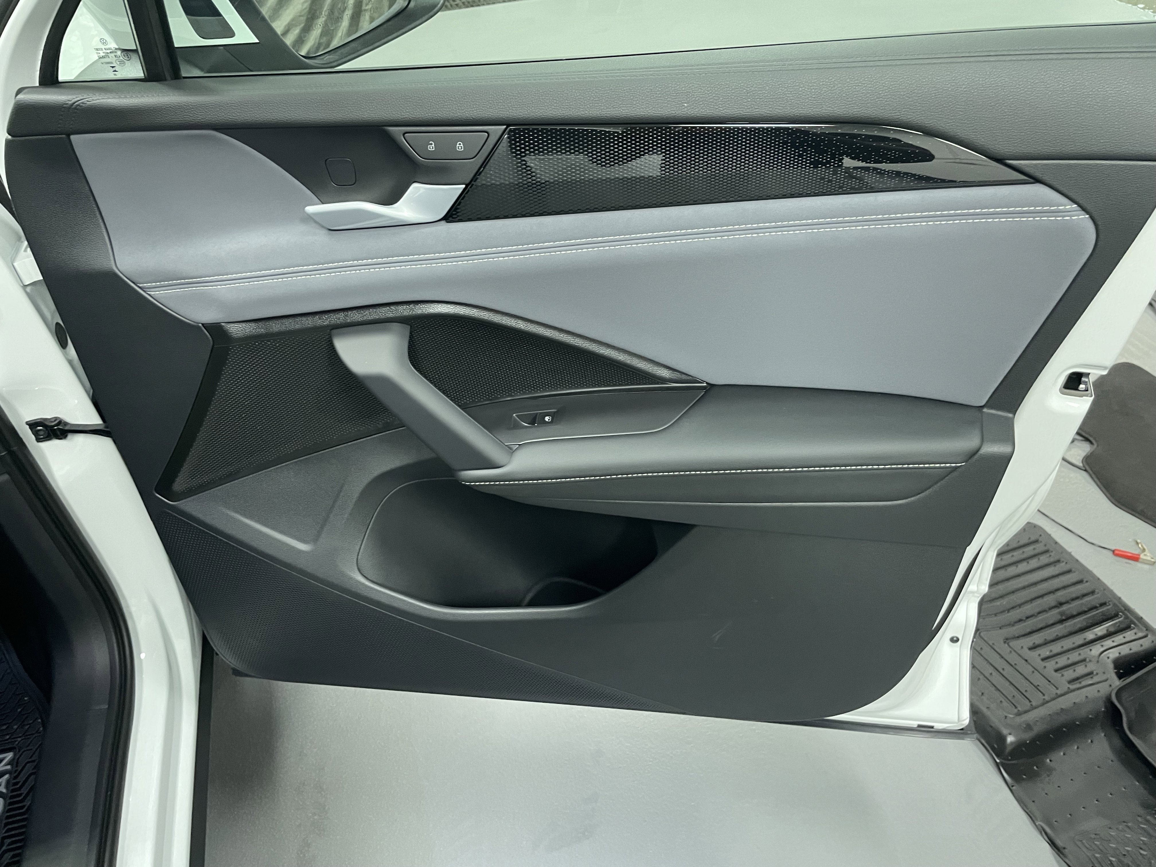 New 2025 Volkswagen Tiguan SE image 8