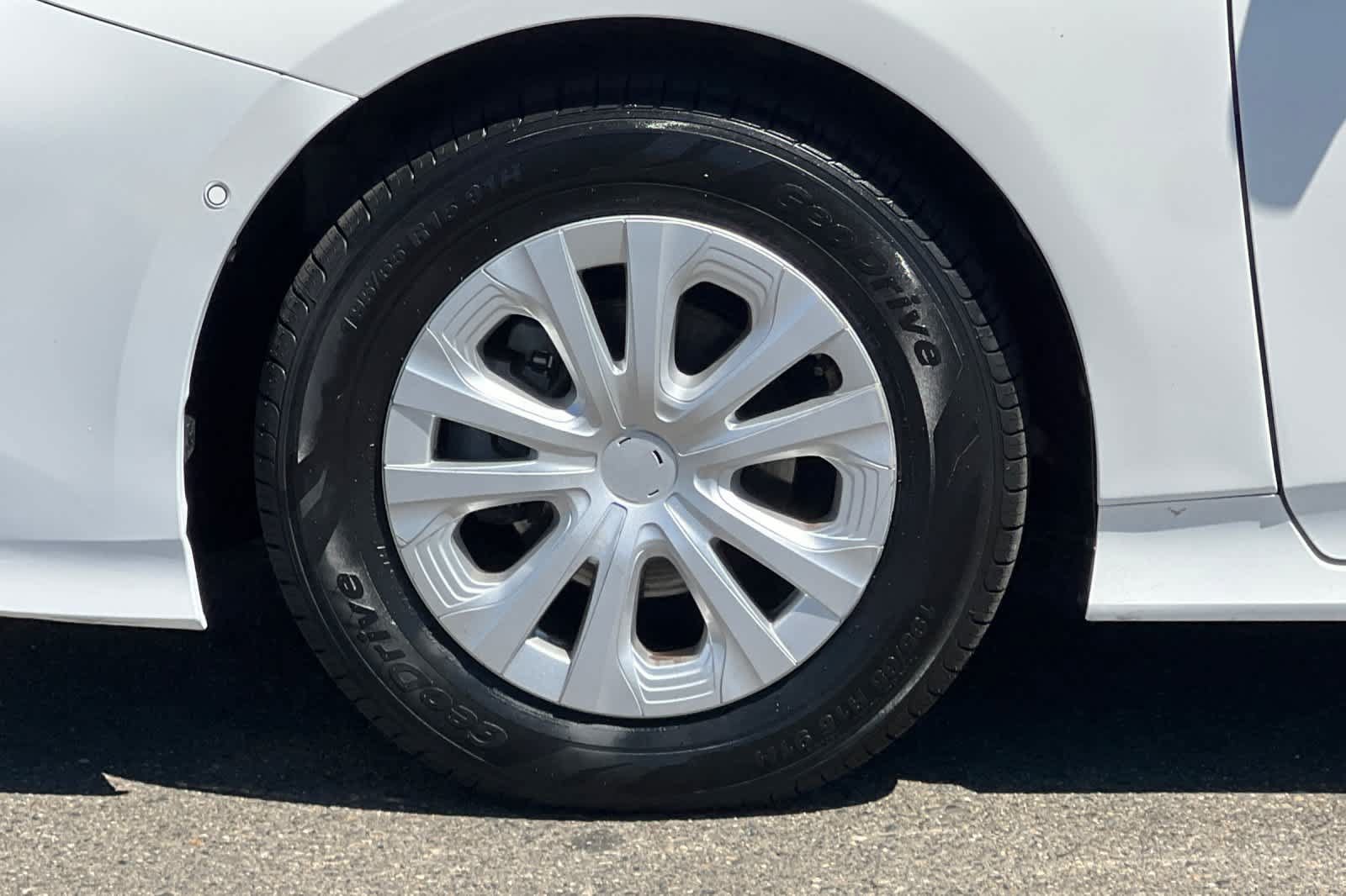 Used 2022 Toyota Prius LE FWD image 30