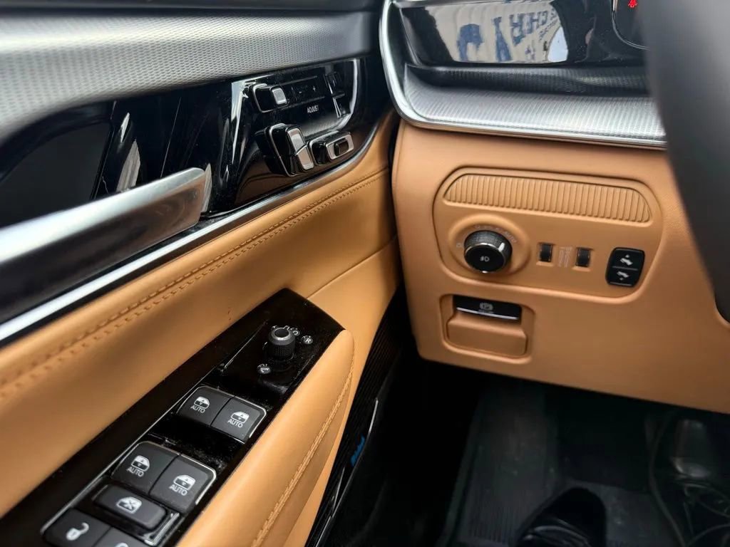 Used 2023 Jeep Grand Wagoneer Series III AWD/4WD image 31