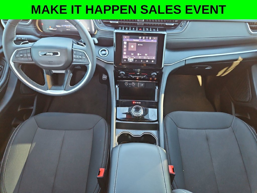 Used 2025 Jeep Grand Cherokee Laredo X RWD image 16