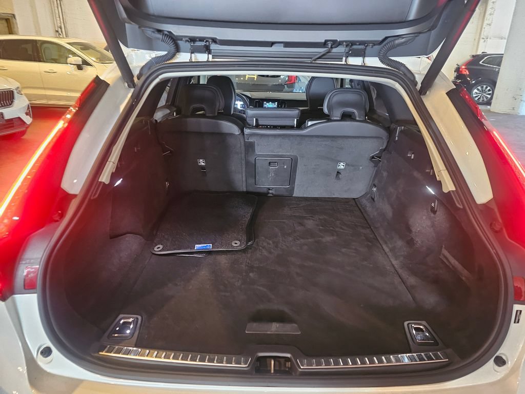 Certified 2025 Volvo V90 B6 Cross Country Plus AWD/4WD image 7