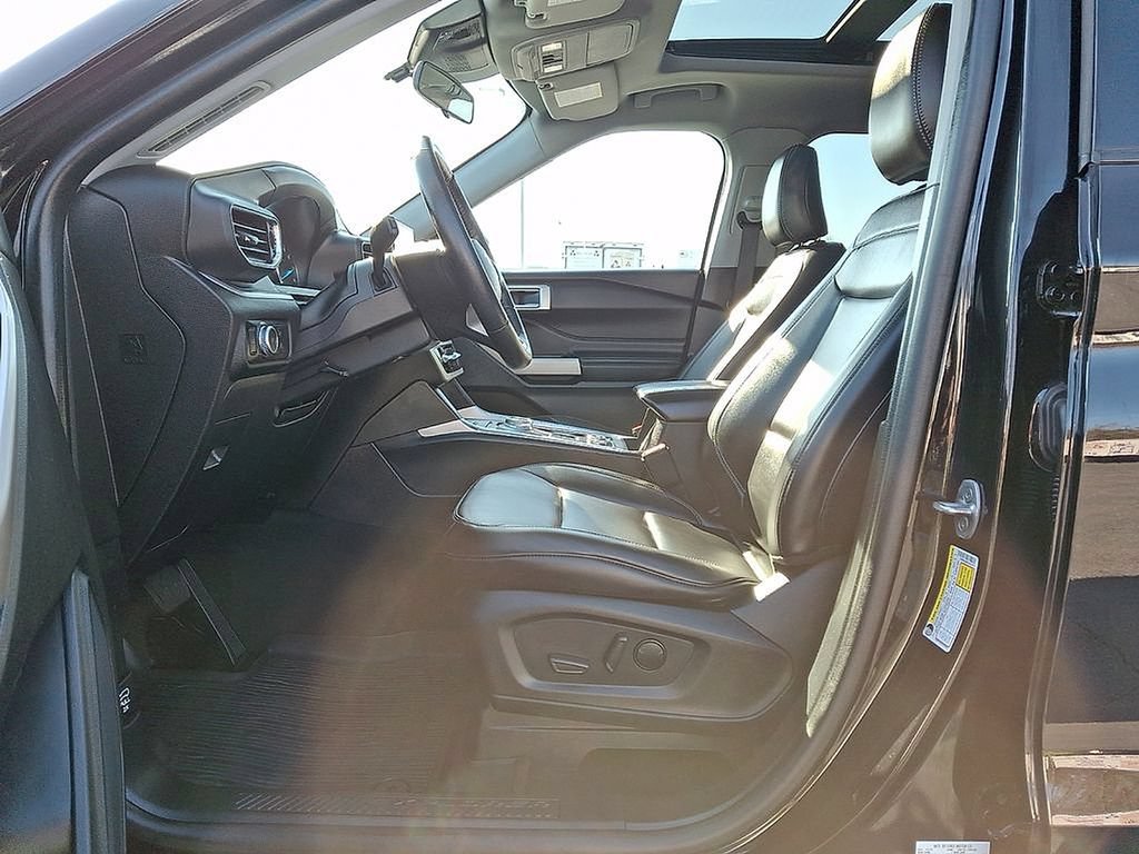 Used 2023 Ford Explorer XLT w/ Equipment Group 202A AWD/4WD image 17