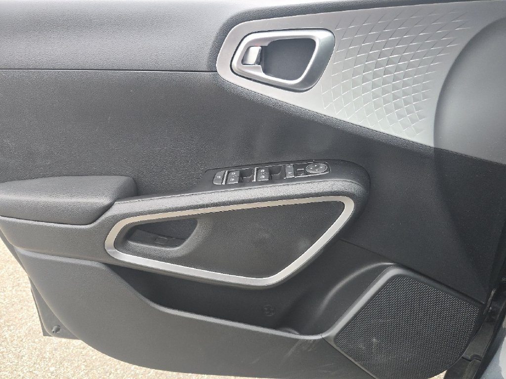 Used 2025 Kia Soul LX w/ LX Technology Package FWD image 23