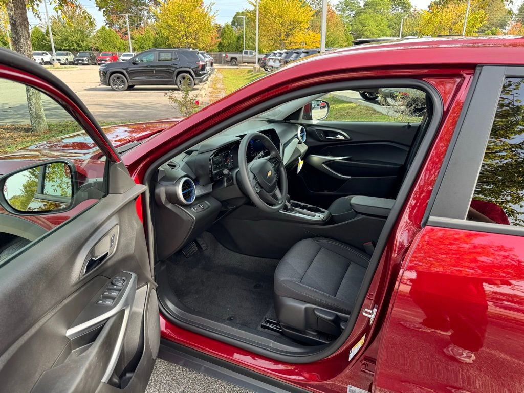 Used 2025 Chevrolet Trax LS w/ LS Convenience Package image 11