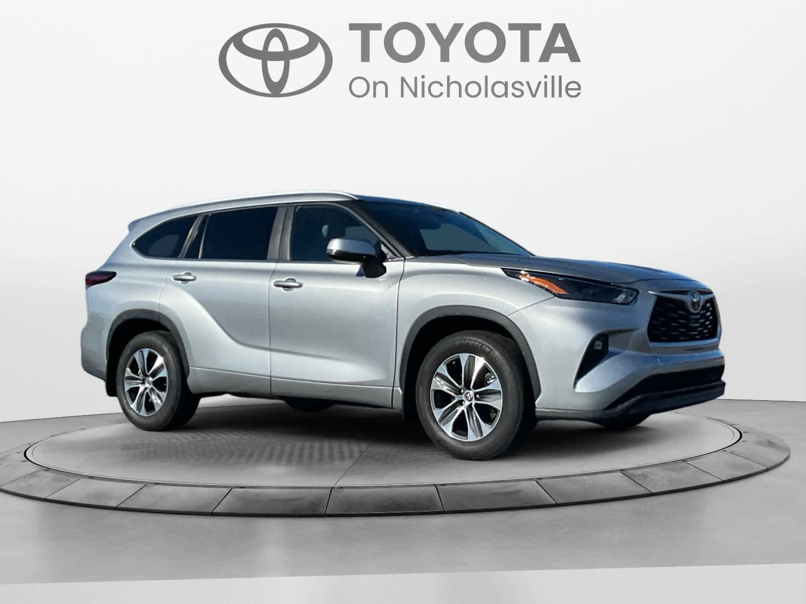 Used 2024 Toyota Highlander XLE AWD/4WD image 7