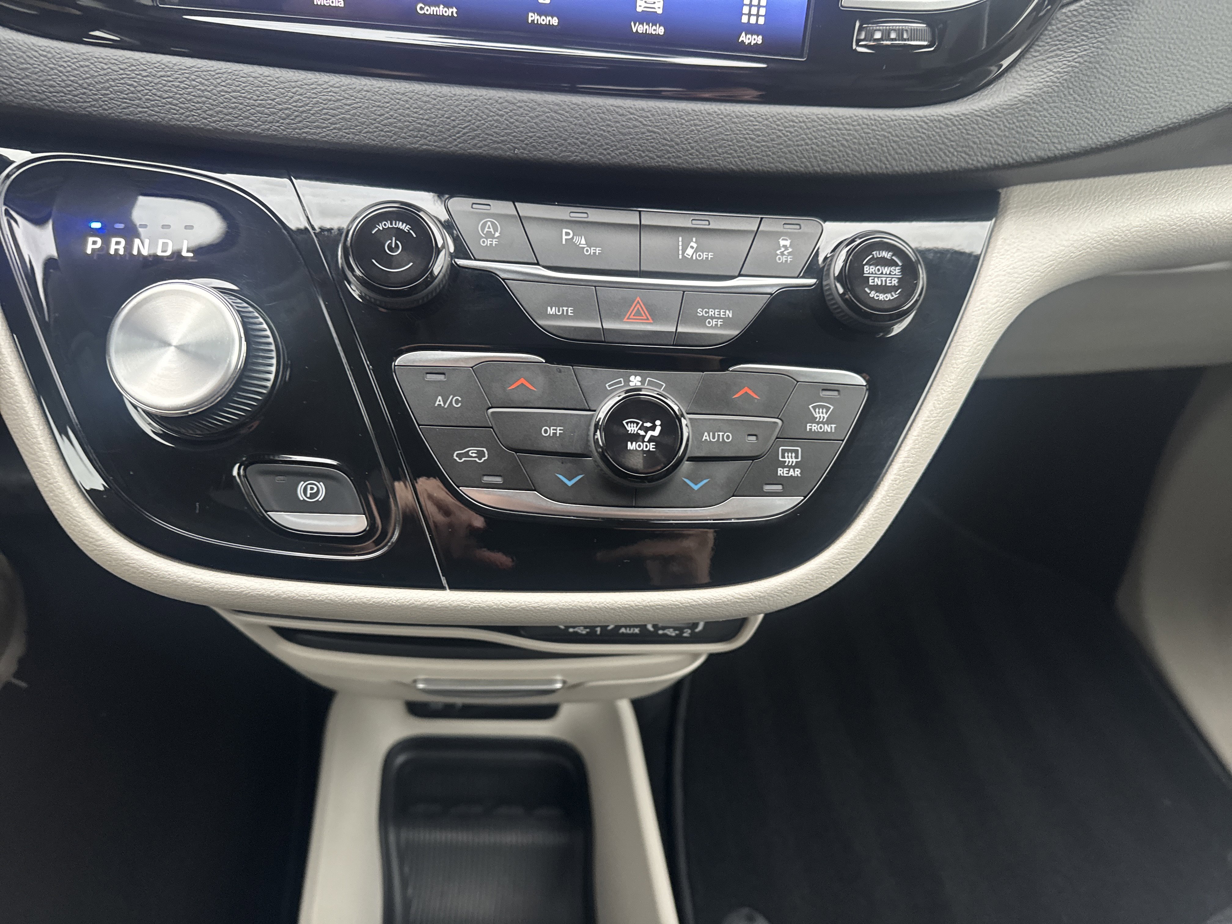 Used 2024 Chrysler Pacifica Touring-L image 26