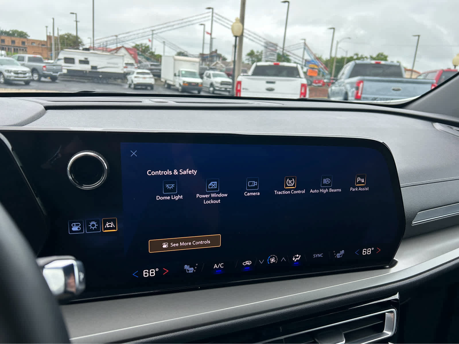 Used 2025 Chevrolet Traverse LT image 40