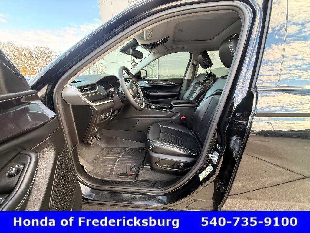 Used 2023 Jeep Grand Cherokee Laredo image 28