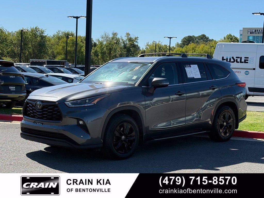 Used 2021 Toyota Highlander XLE FWD image 3
