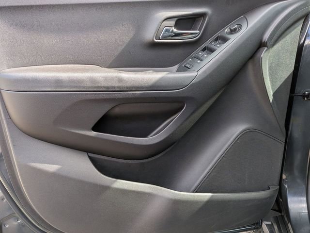 Used 2017 Chevrolet Trax LT w/ LT Convenience Package FWD image 14