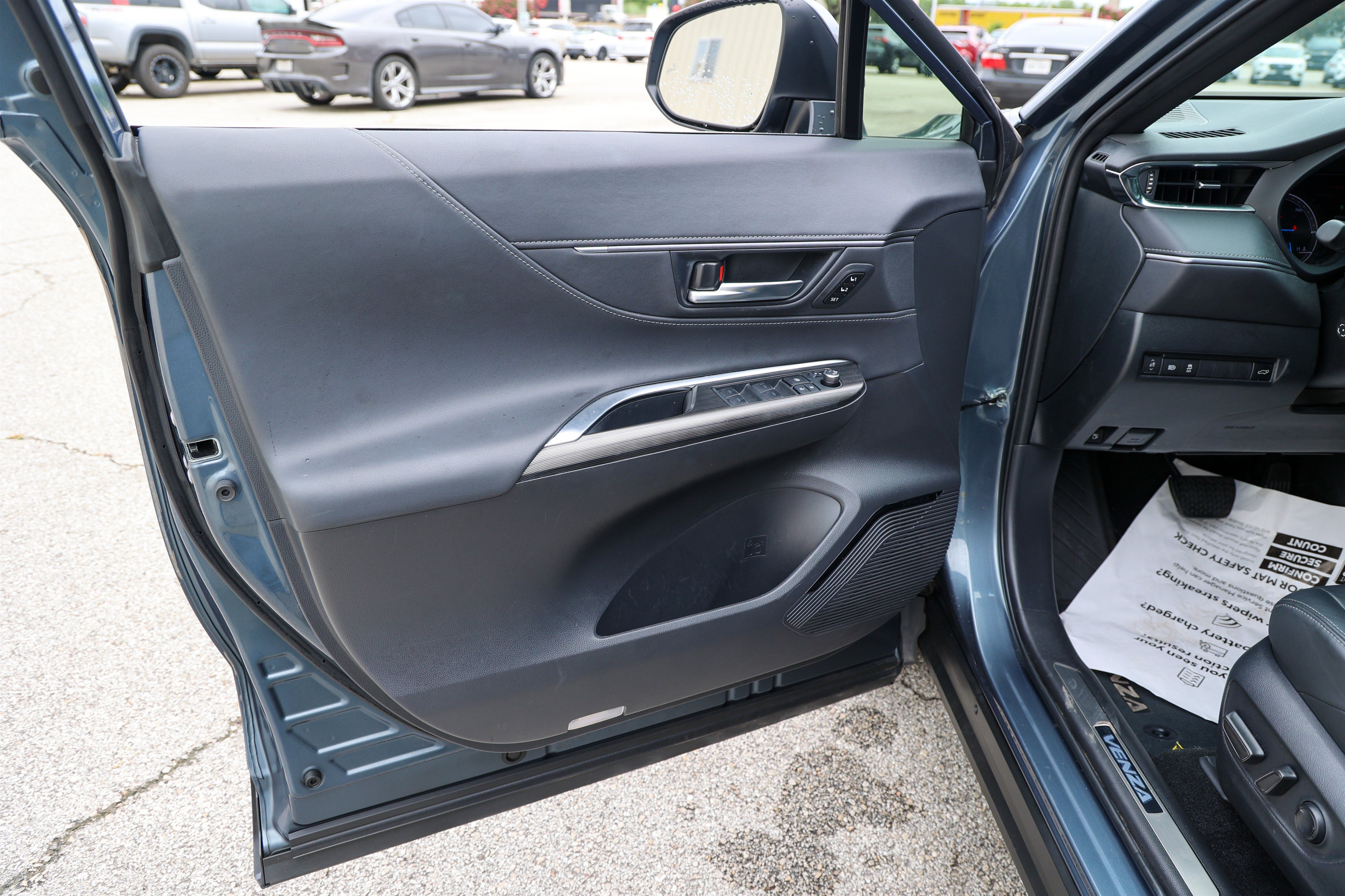 Certified 2024 Toyota Venza XLE AWD/4WD image 29