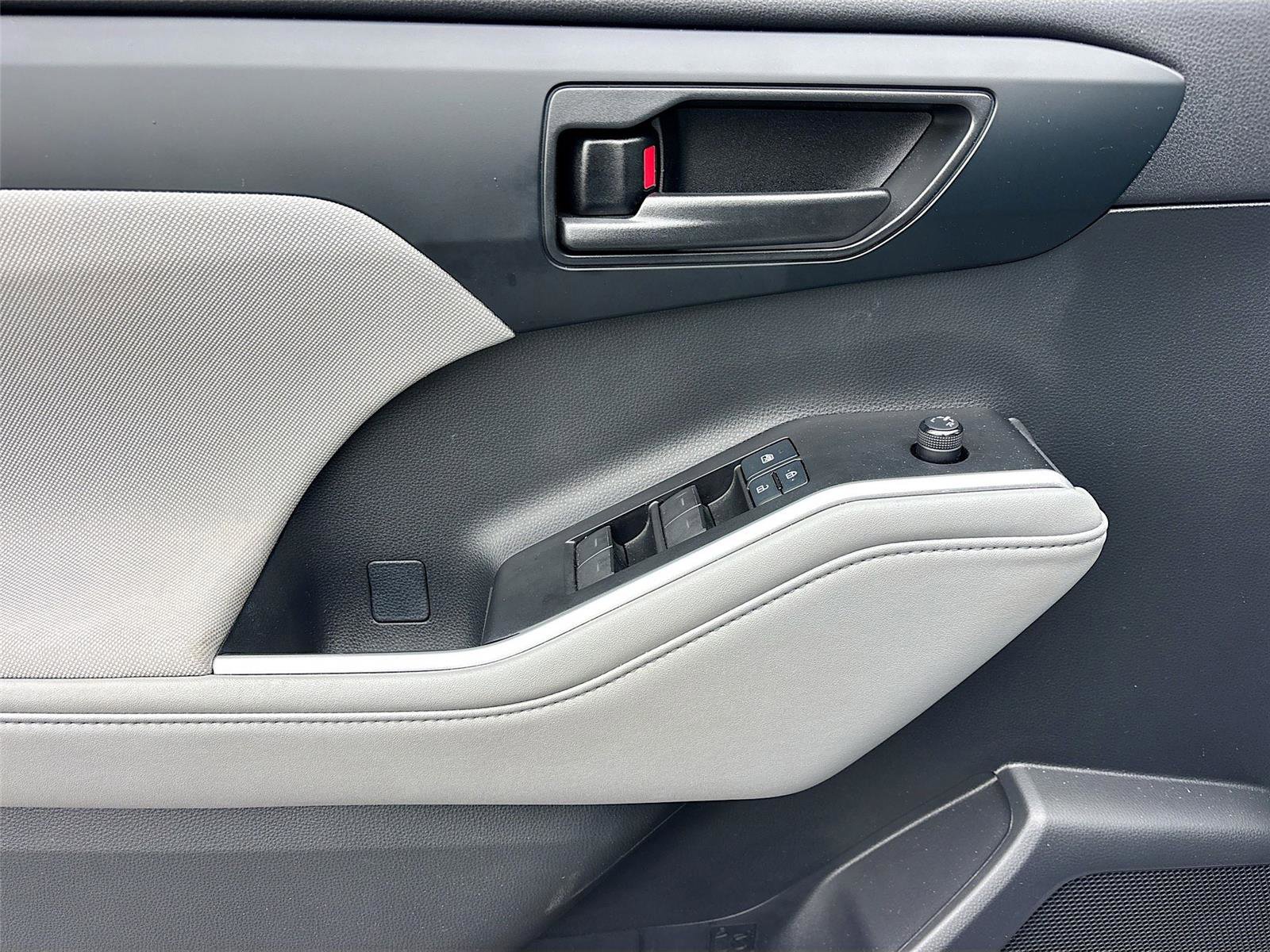 Used 2021 Toyota Highlander LE image 20