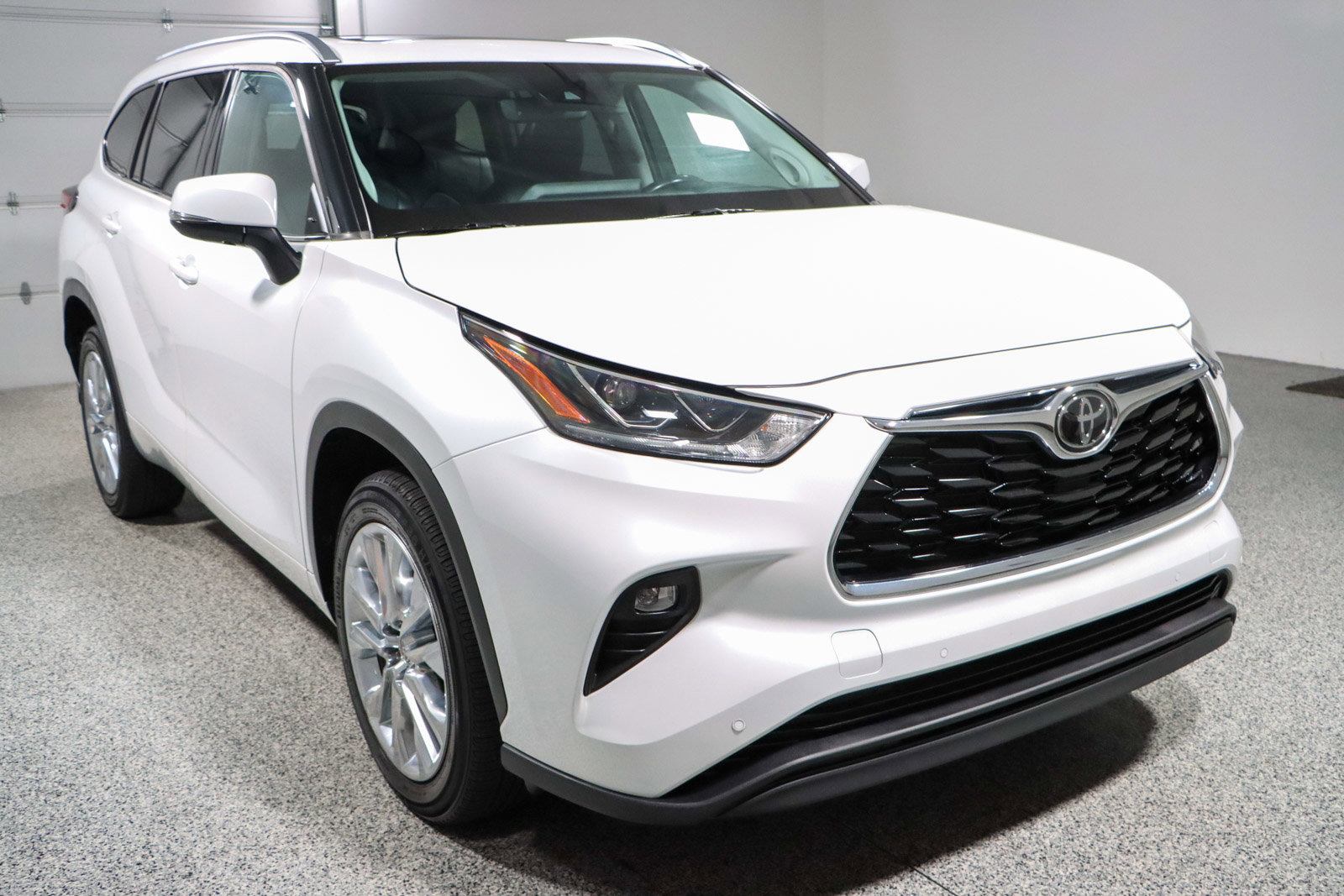 Used 2023 Toyota Highlander Limited image 5