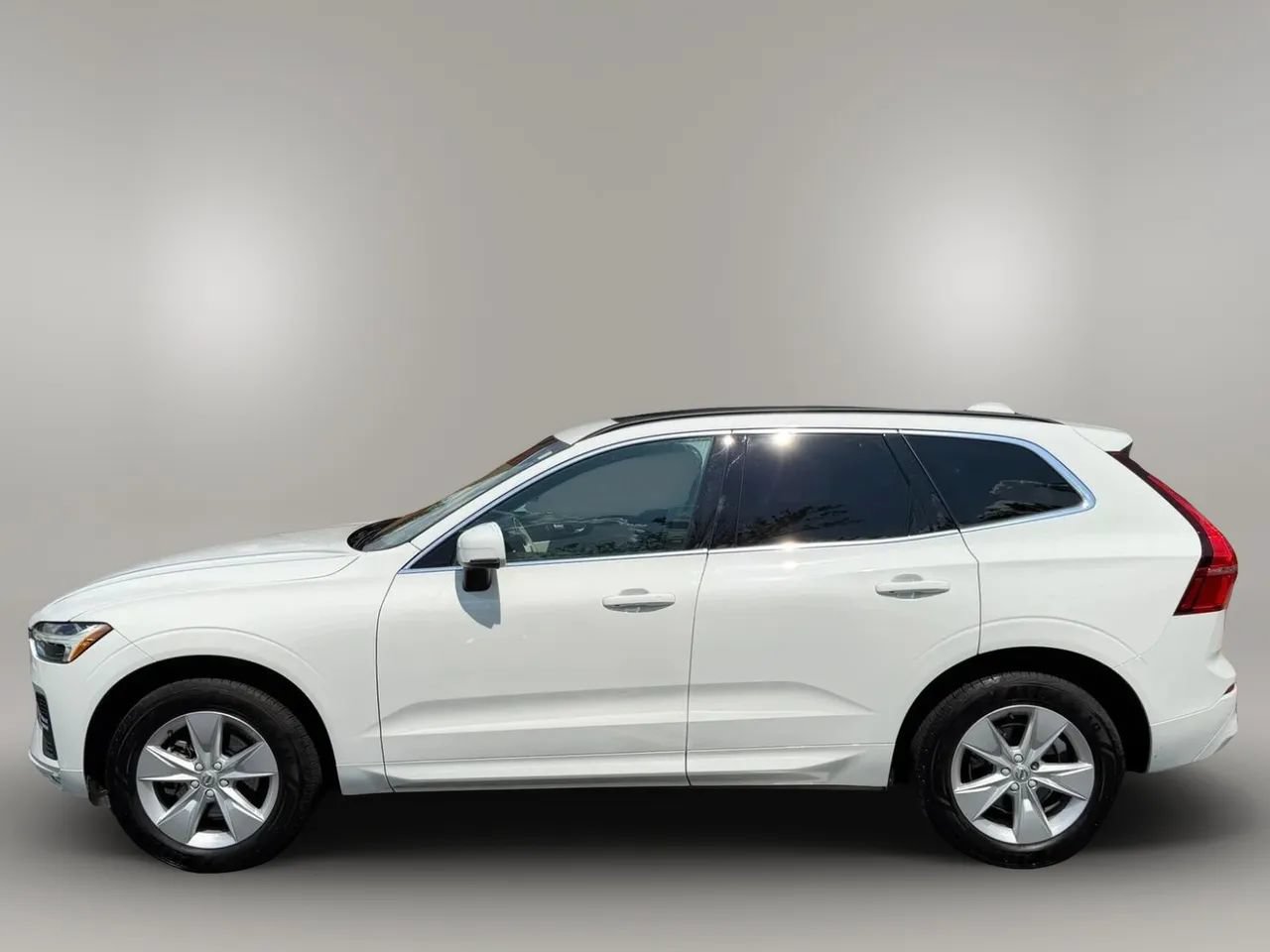 Used 2022 Volvo XC60 B5 Momentum AWD/4WD image 2