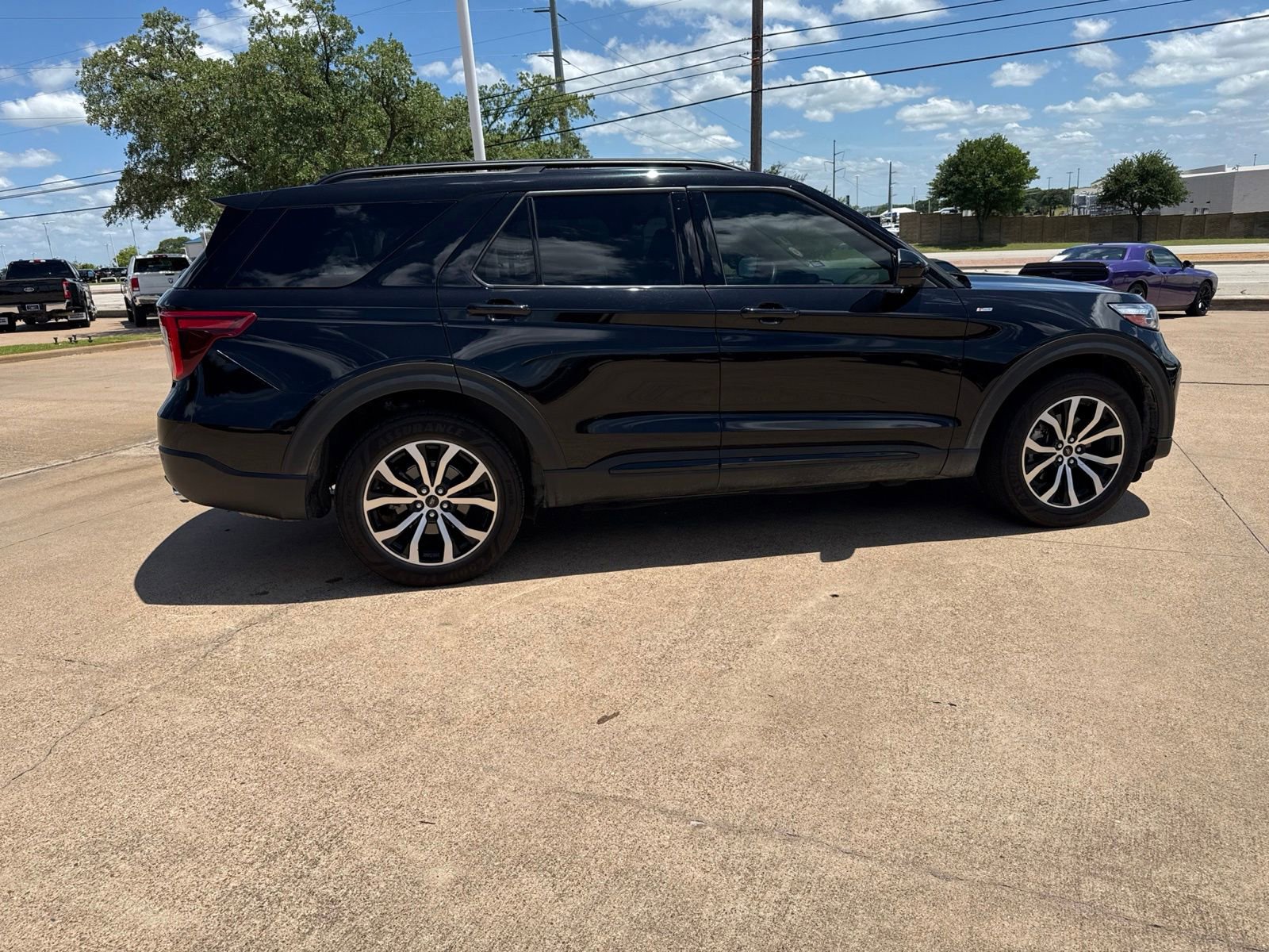 Used 2022 Ford Explorer ST-Line w/ Class IV Trailer Tow Package AWD/4WD image 8
