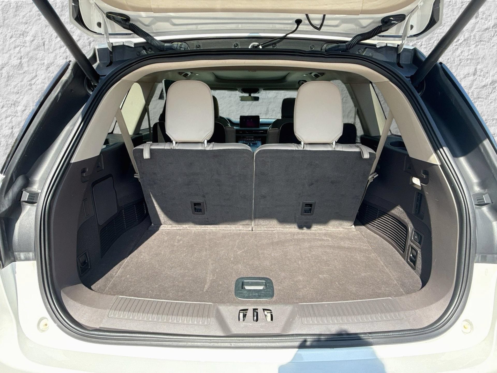 Used 2023 Lincoln Aviator 2WD w/ Premium Package image 12