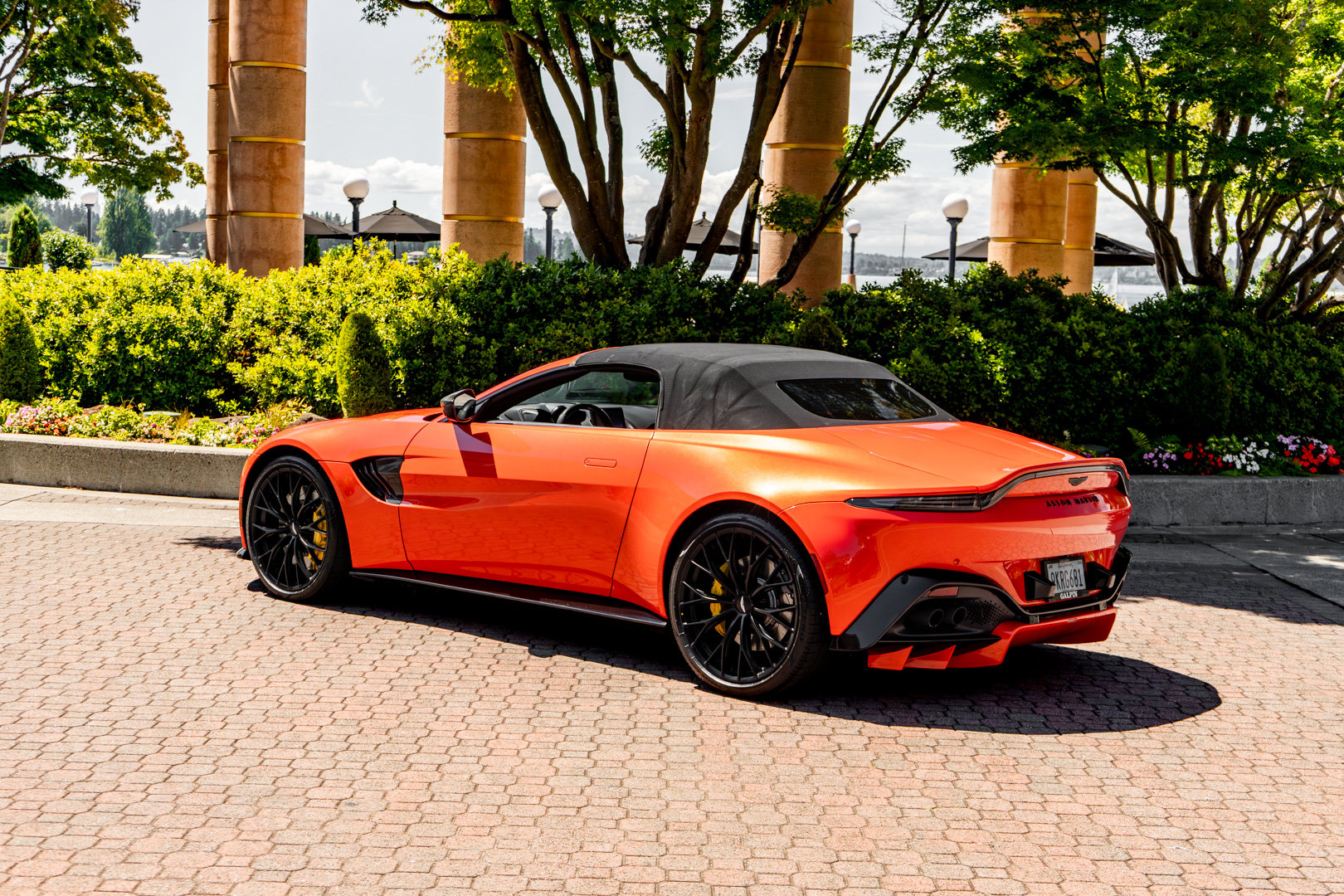 Used 2023 Aston Martin V8 Vantage Roadster RWD image 2