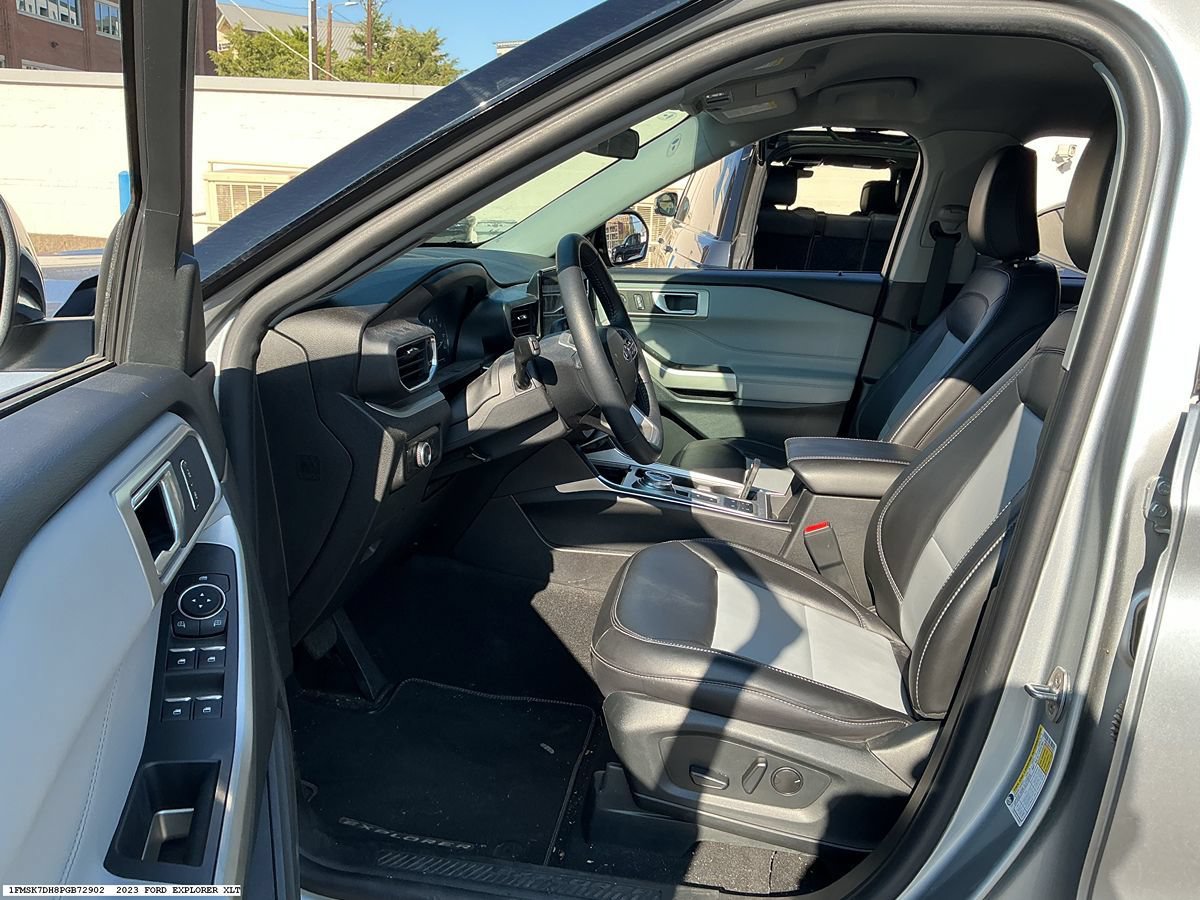 Used 2023 Ford Explorer XLT w/ Equipment Group 202A RWD image 8