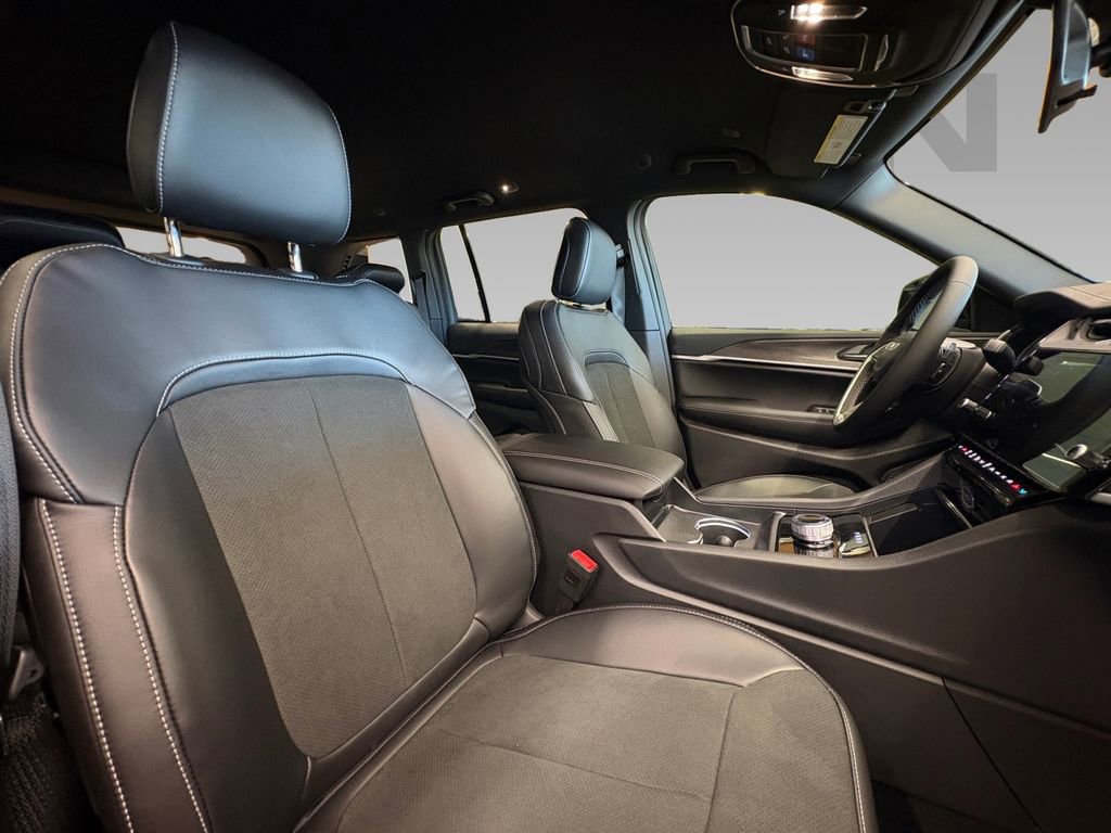 New 2026 Jeep Grand Cherokee Altitude RWD image 7