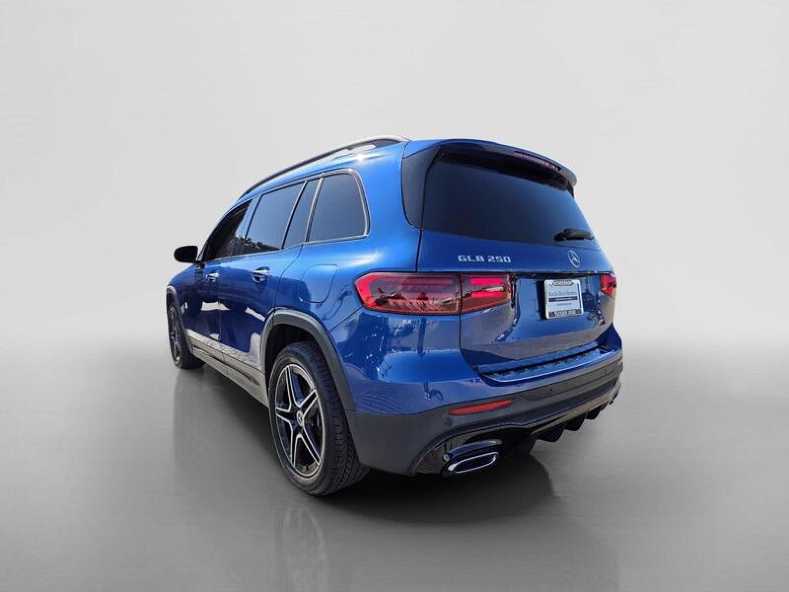 Used 2024 Mercedes-Benz GLB 250 image 3