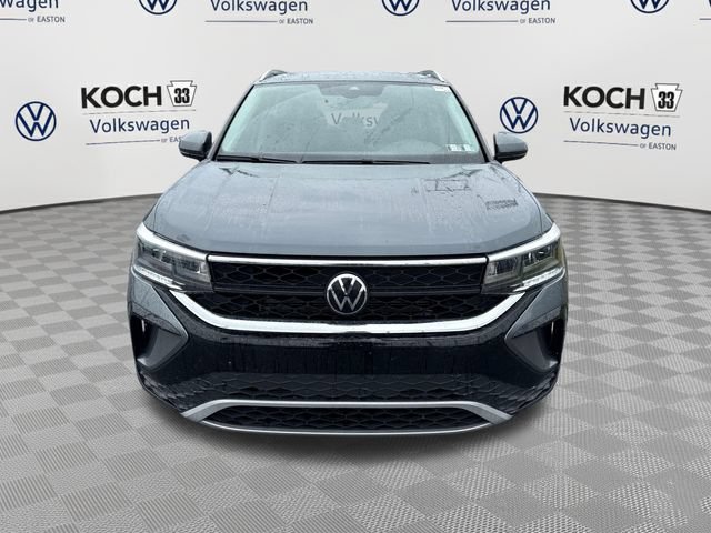 Used 2023 Volkswagen Taos SE w/ Panoramic Sunroof Package FWD image 2