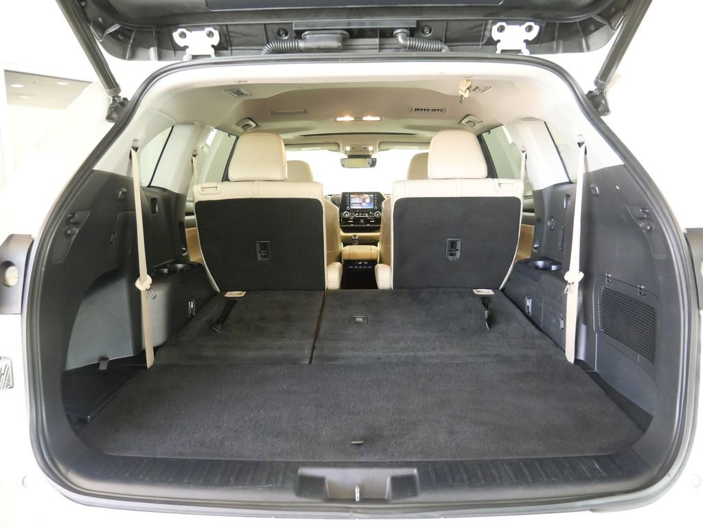 Used 2021 Toyota Highlander XLE AWD/4WD image 28