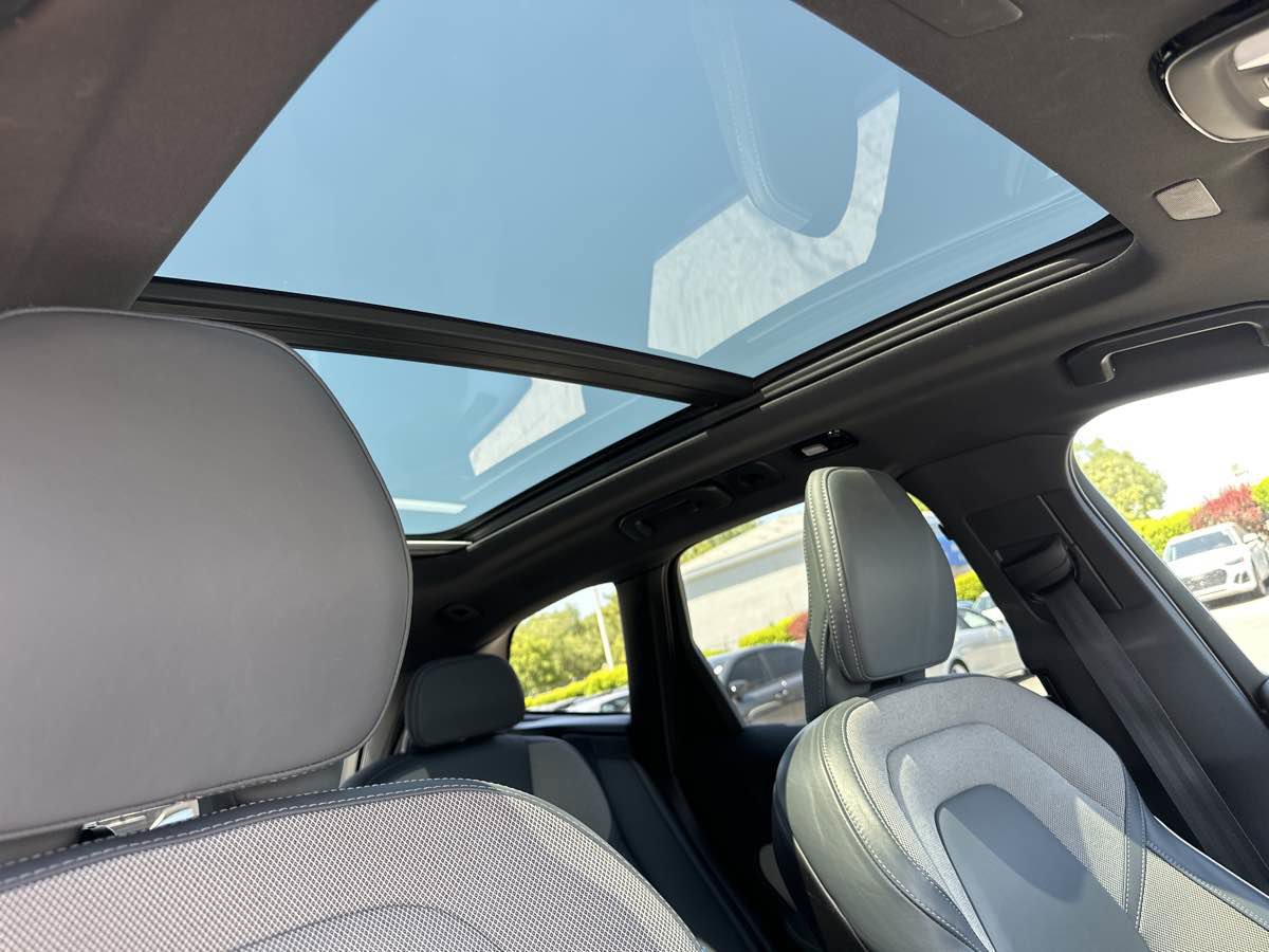 Used 2022 Volvo XC60 T8 R-Design w/ Advanced Package image 22