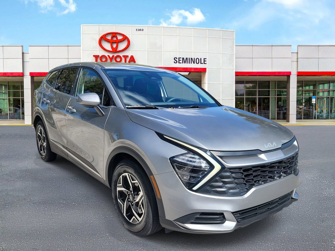 Used 2025 Kia Sportage LX image 2