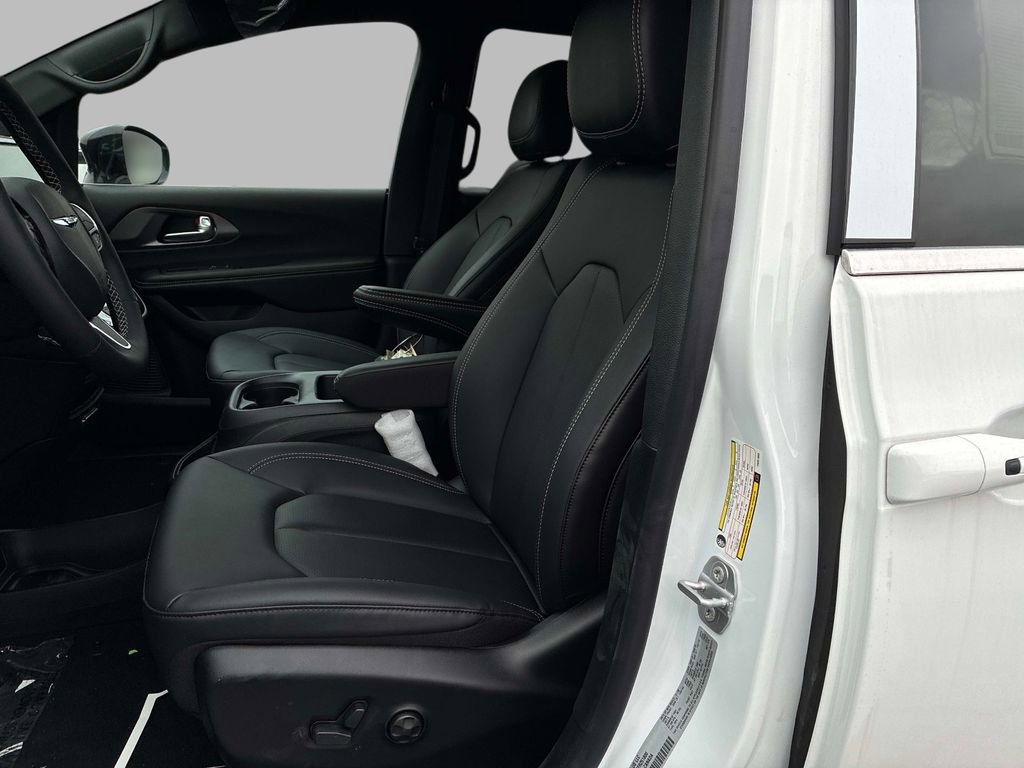 New 2026 Chrysler Pacifica Select AWD/4WD image 11