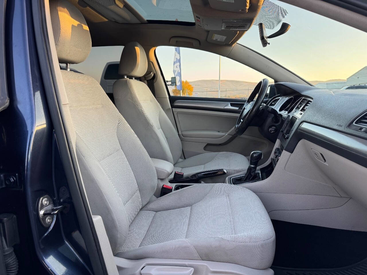 Used 2016 Volkswagen Golf S image 8