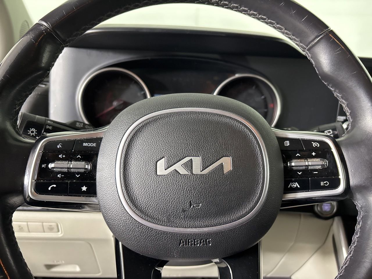 Used 2023 Kia Carnival LX image 10