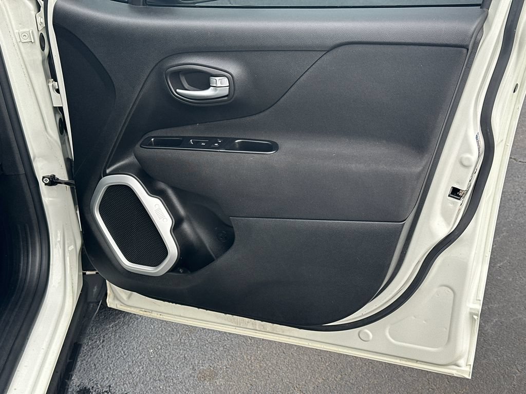 Used 2019 Jeep Renegade Latitude w/ Popular Equipment Group FWD image 14