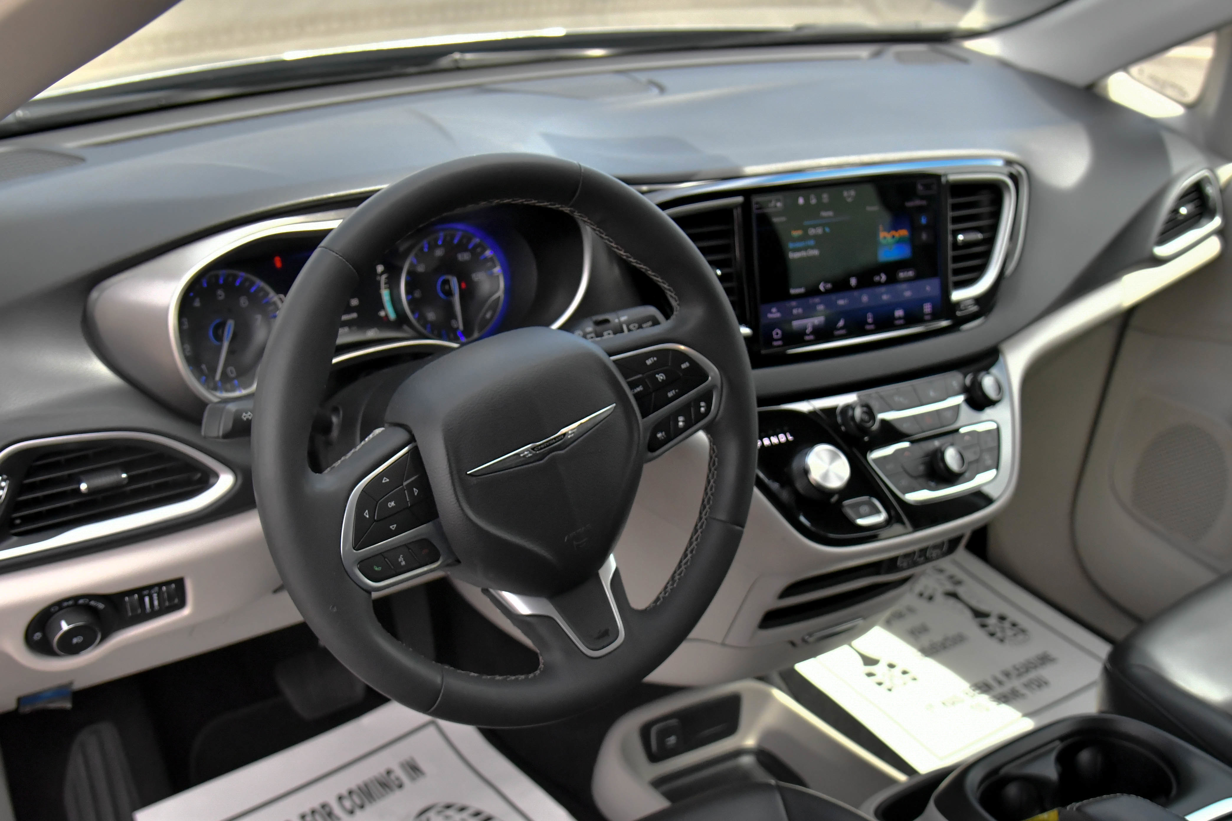 Used 2023 Chrysler Pacifica Touring-L image 16