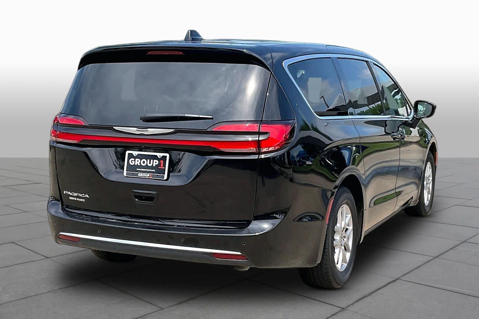 Certified 2024 Chrysler Pacifica Touring-L FWD image 13