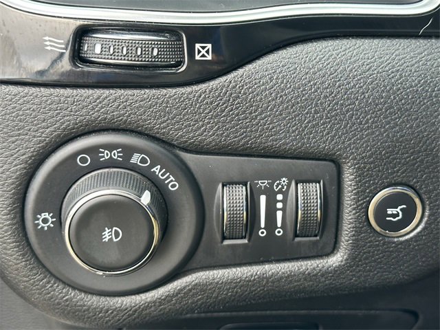 Used 2023 Jeep Cherokee Altitude Lux image 19