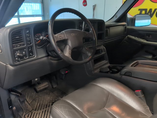 Used 2005 GMC Sierra 2500 SLT w/ Heavy-Duty Power Package AWD/4WD image 9