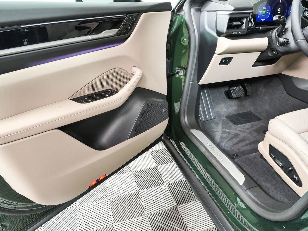 New 2026 Porsche Macan Electric RWD image 8