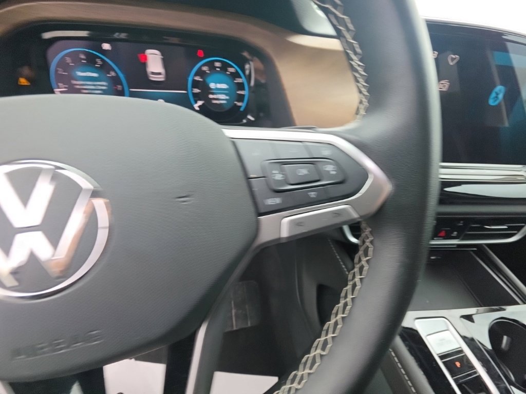 Used 2025 Volkswagen Atlas SE AWD/4WD image 18