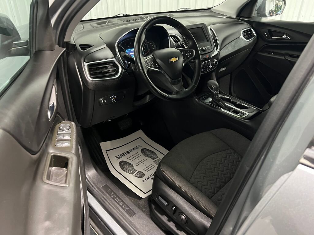 Used 2023 Chevrolet Equinox LT image 2