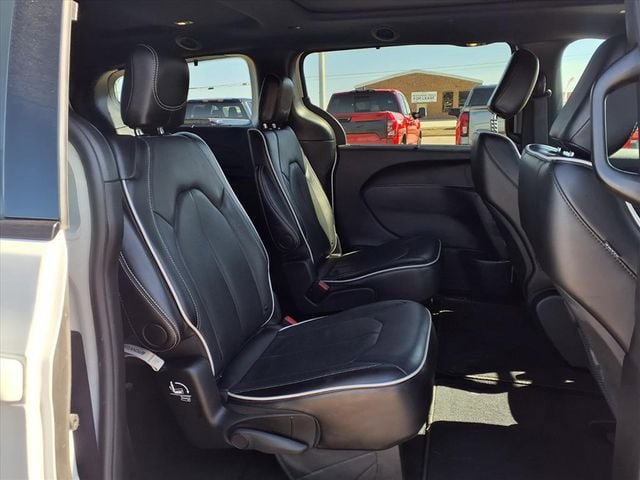 Used 2025 Chrysler Pacifica Limited image 12