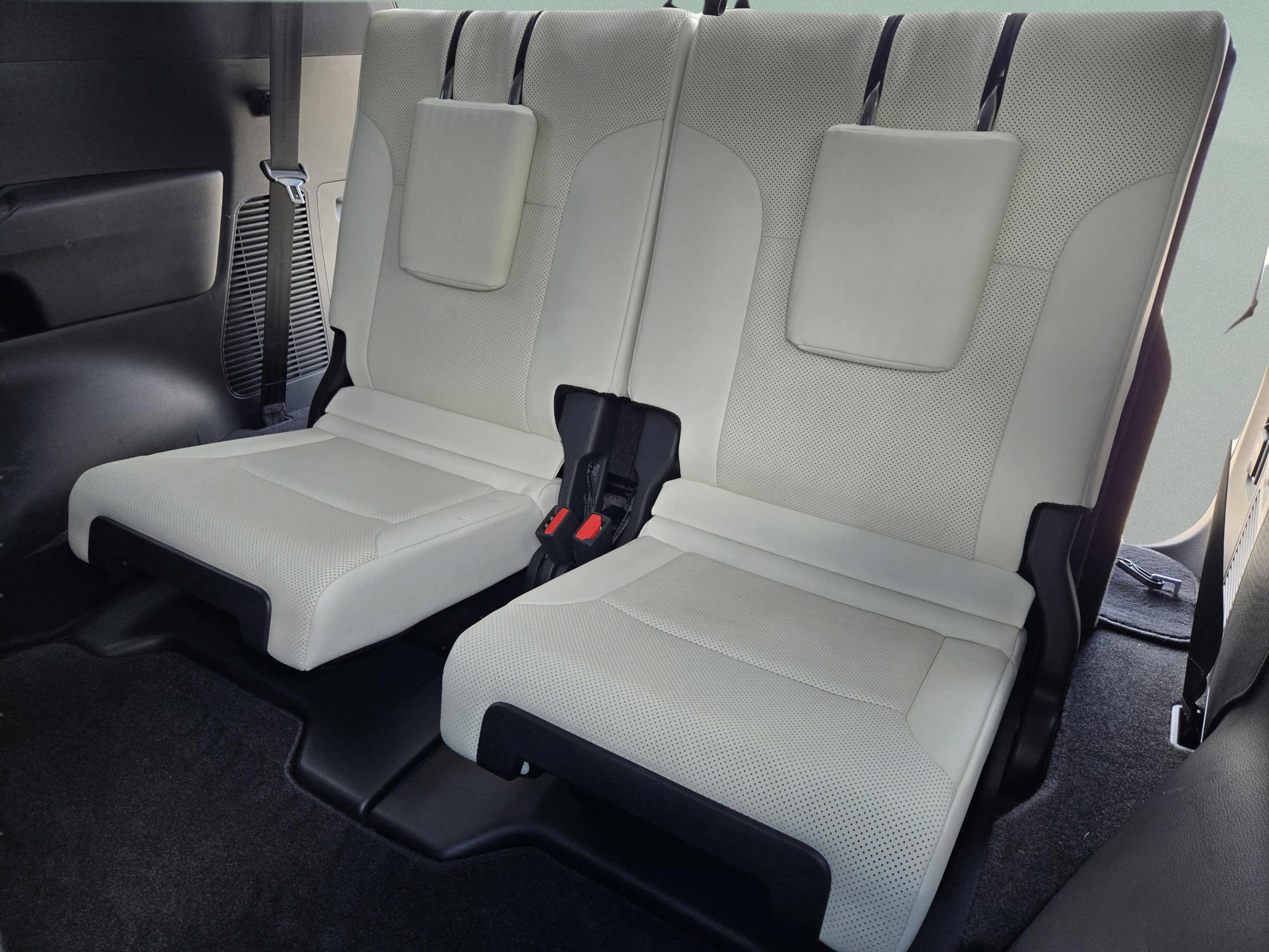 Used 2023 Lexus LX 600 4WD w/ Appearance Package image 32