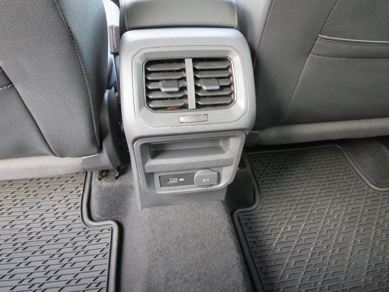 Used 2020 Volkswagen Tiguan SE w/ Panoramic Sunroof Package image 18