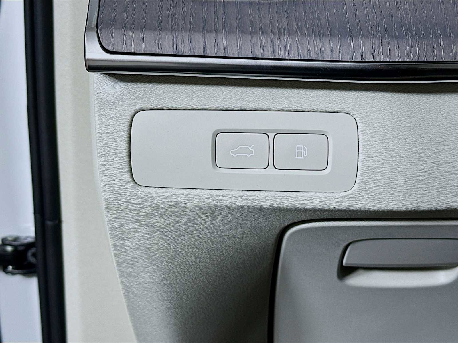 New 2026 Volvo XC90 T8 Ultra w/ Protection Package Premier image 10