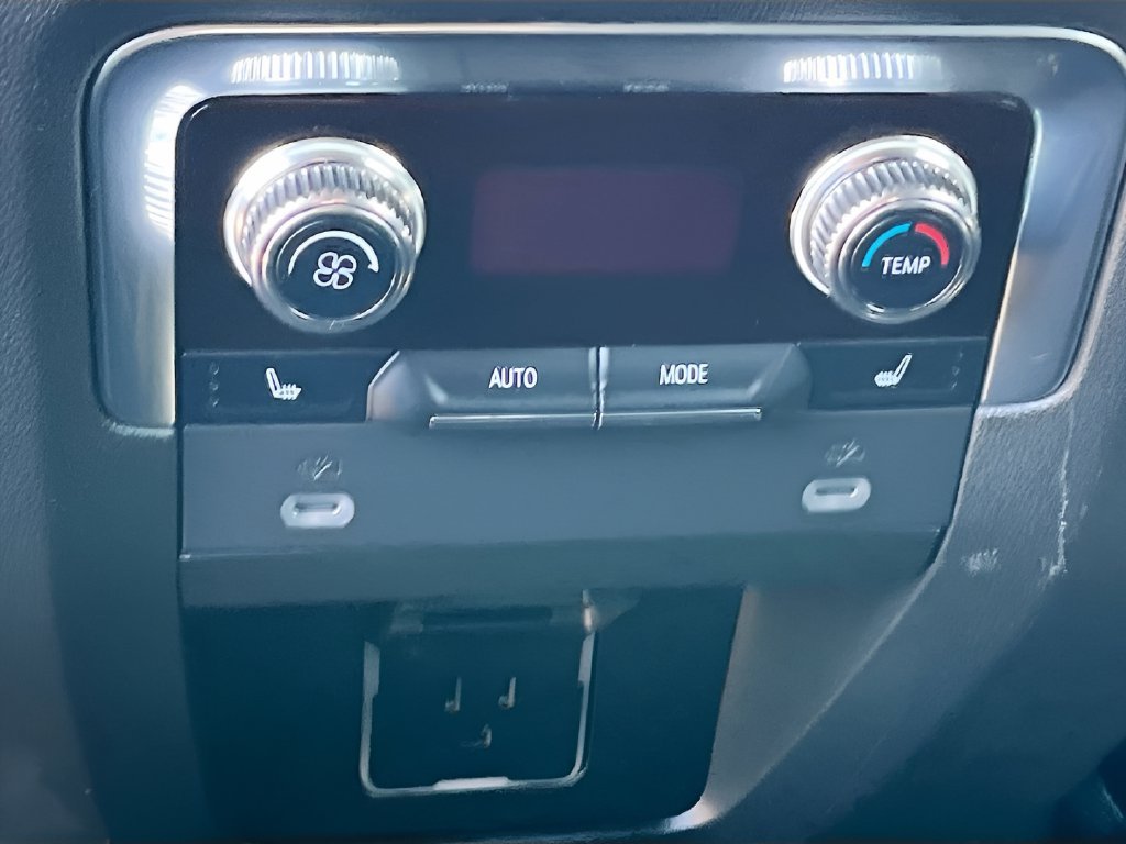 Used 2023 GMC Yukon AT4 w/ AT4 Premium Package AWD/4WD image 28