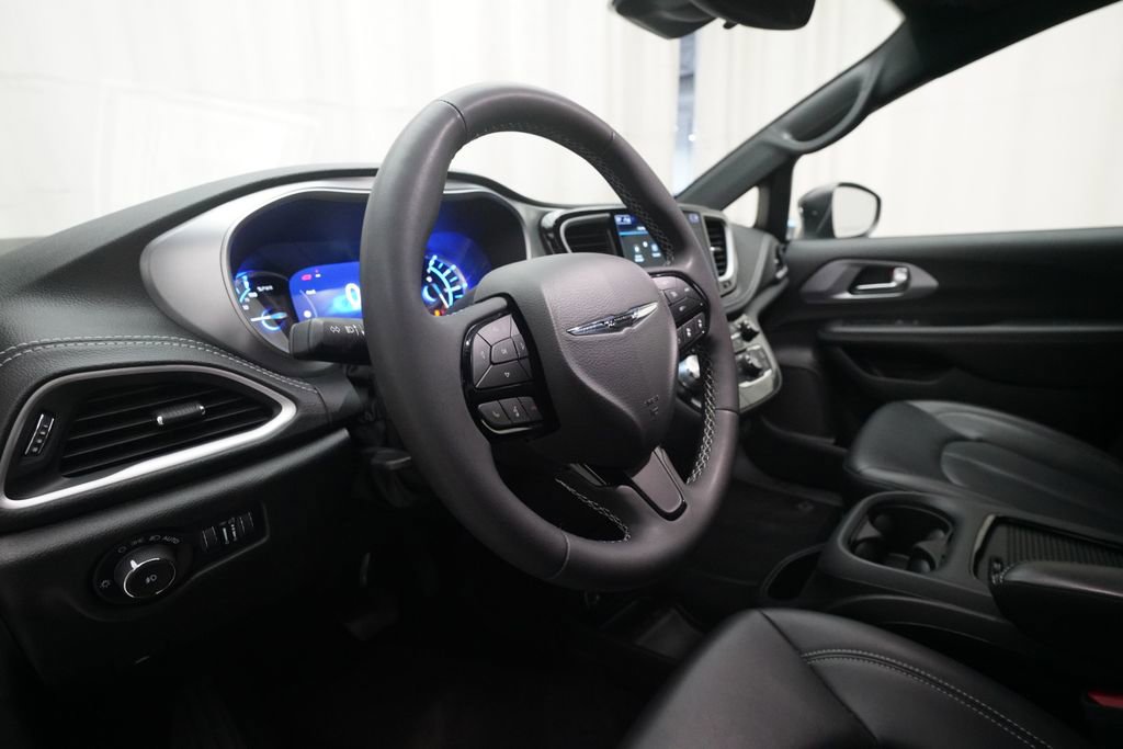 Used 2023 Chrysler Pacifica Touring-L w/ S Appearance Package image 8